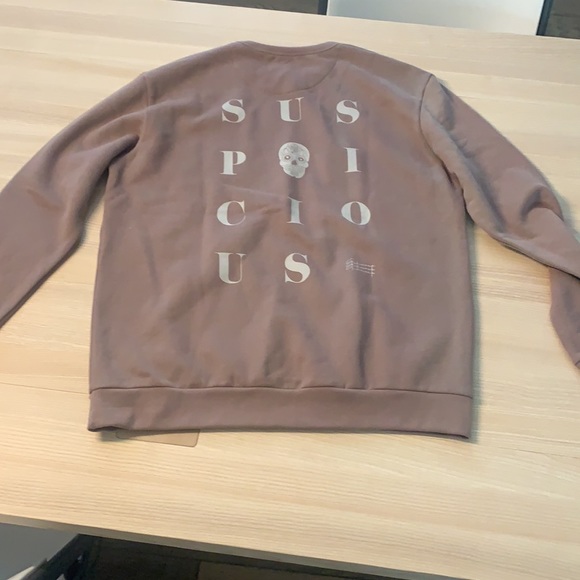 Suspicious sweater - Picture 3 of 3